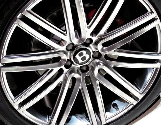 Componenti delle automobili trattate per eliminare la rugosità dei metalli e delle finiture