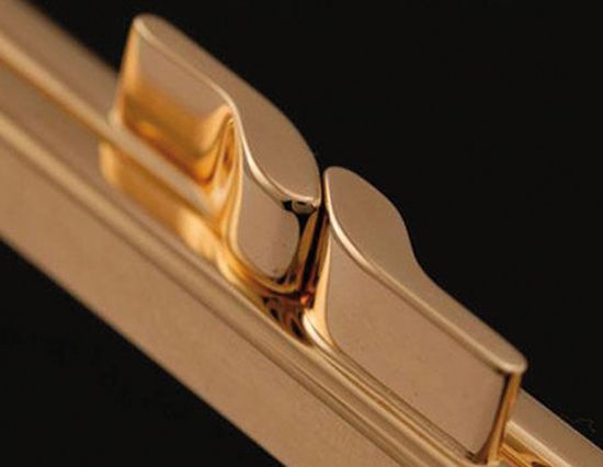 Accessori di borse trattati per eliminare la rugosità dei metalli e delle finiture