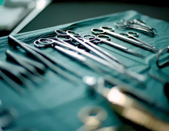 Utensili chirurgici trattati per eliminare la rugosità dei metalli e delle finiture
